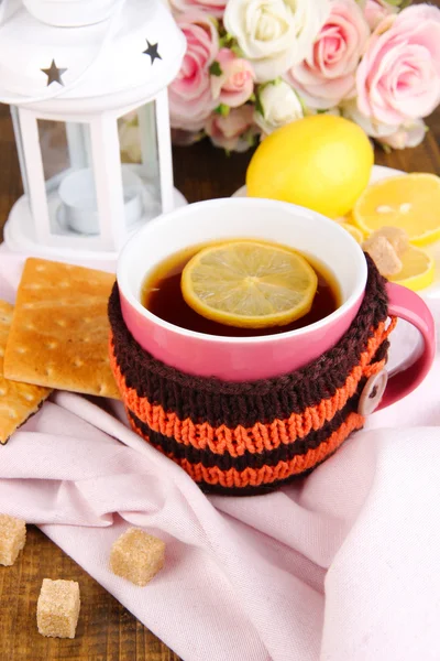 Ceașcă de ceai cu lămâie aproape — Fotografie, imagine de stoc