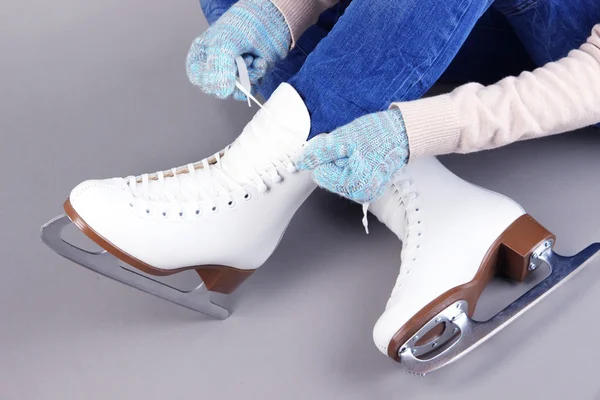 灰色の背景にスケート靴を着てスケーター — ストック写真