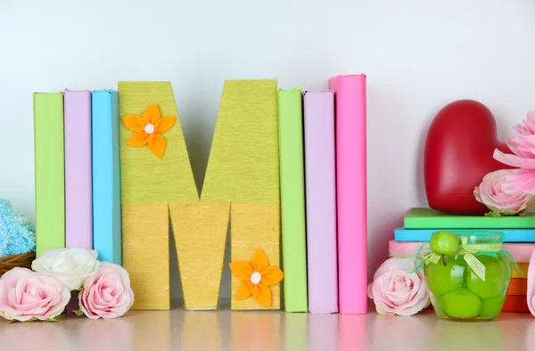 Shelf decorated with handmade knit letter — Stock Photo, Image