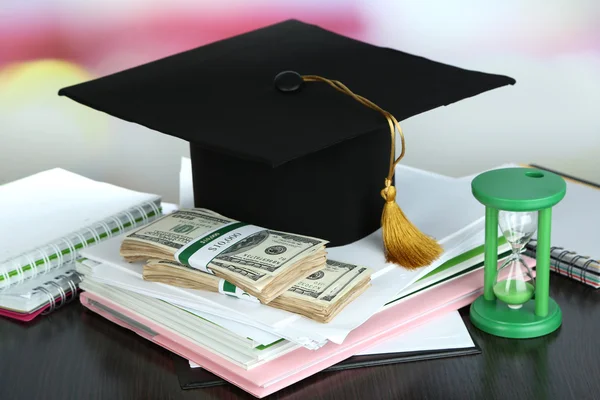 Dinheiro para graduação ou treinamento em mesa de madeira close-up — Fotografia de Stock