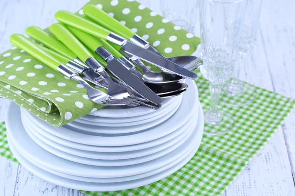 Platos limpios sobre mesa de madera sobre fondo claro — Foto de Stock