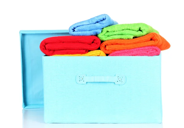 Caja textil con toallas brillantes, aislada en blanco — Foto de Stock