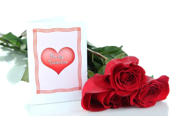 Schöne rote Rosen mit Karte isoliert auf weiß — Stockfoto
