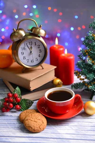 Sammansättning av bok med kopp kaffe och jul dekorationer på bordet på ljus bakgrund — Stockfoto