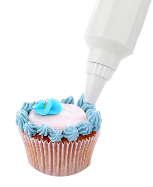 Dolcificante decorativo gustoso cupcake con crema di burro, isolato su bianco — Foto Stock