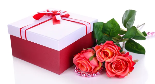 Schöne Geschenkbox mit Blumen isoliert auf weiß — Stockfoto
