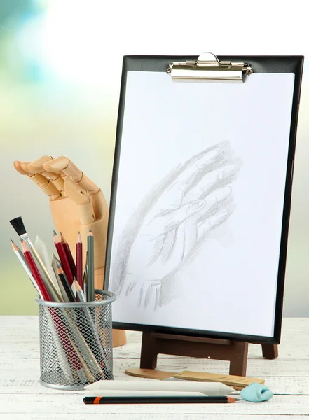 Desenho com materiais de arte profissional, na mesa de madeira — Fotografia de Stock