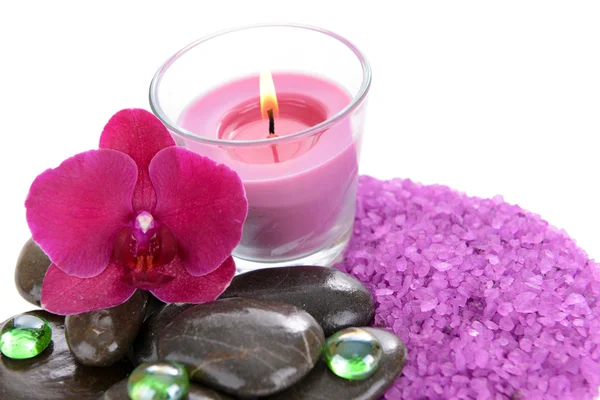 Hermosas velas de colores y flores de orquídea, aisladas en blanco — Foto de Stock