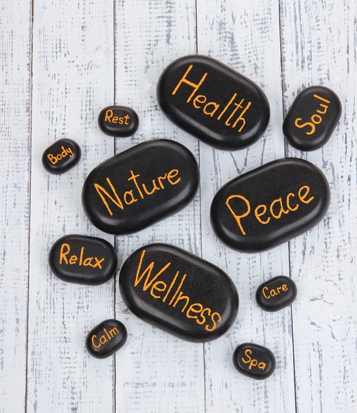 Wellness-Steine auf Holzgrund — Stockfoto