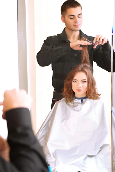 Junger Mann Friseur tun Frisur Mädchen in Schönheitssalon — Stockfoto