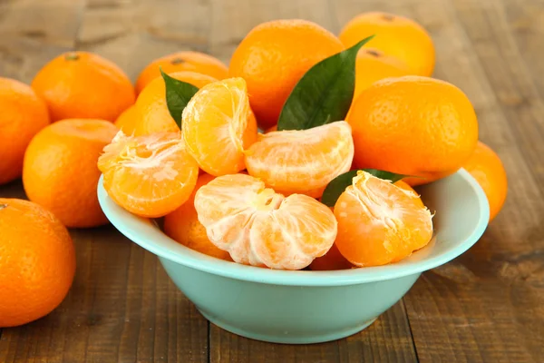 橘子在碗上木制的背景 — 图库照片