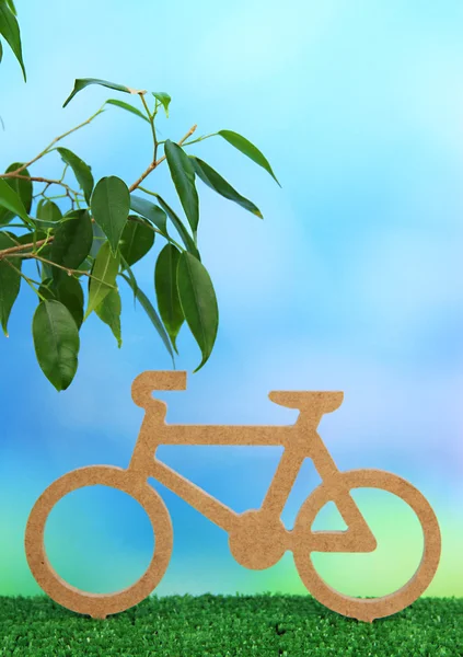 Vélo décoratif sur herbe sur fond lumineux — Photo