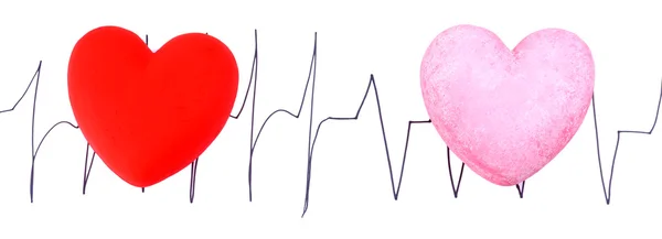 Серця на фоні кардіограми, ізольовані на білому — стокове фото