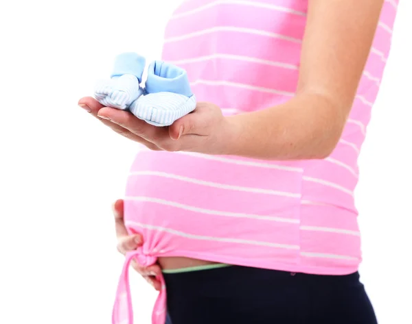 Mulher grávida segurando sapatos de bebê azul isolado no branco — Fotografia de Stock