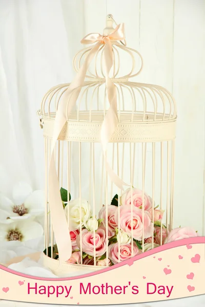 Hermosa jaula decorativa con hermosas flores — Foto de Stock