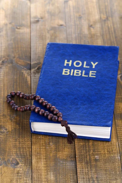 Bíblia com cruz sobre mesa de madeira close-up — Fotografia de Stock