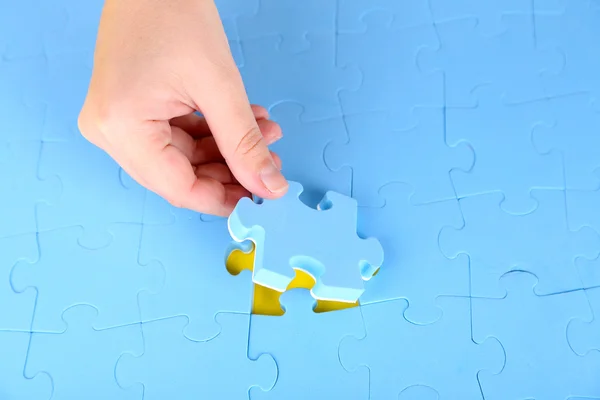 Hand holding puzzle piece, close up — Stock Photo, Image