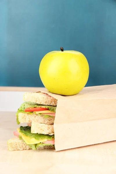 School breakfast on desk on board background — Stock Photo, Image