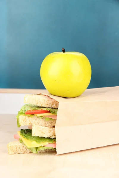 Colazione scolastica sulla scrivania a bordo sfondo — Foto Stock