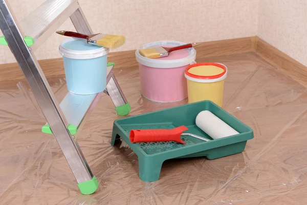 Metal ladder and paint in room — Stock Photo, Image