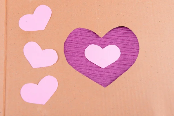 紫色の背景に段ボール心臓 — ストック写真