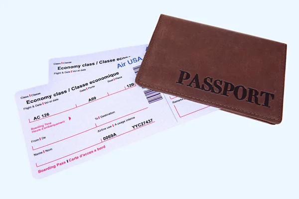 白で隔離のパスポートと航空券 — ストック写真