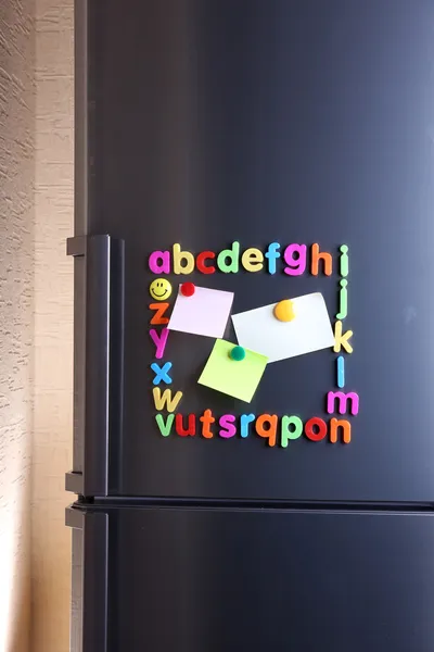 Barevné magnetické písmena na lednici — Stock fotografie