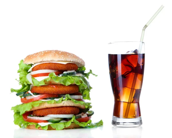 Grote hamburger en glas koud drankje, geïsoleerd op wit — Stockfoto