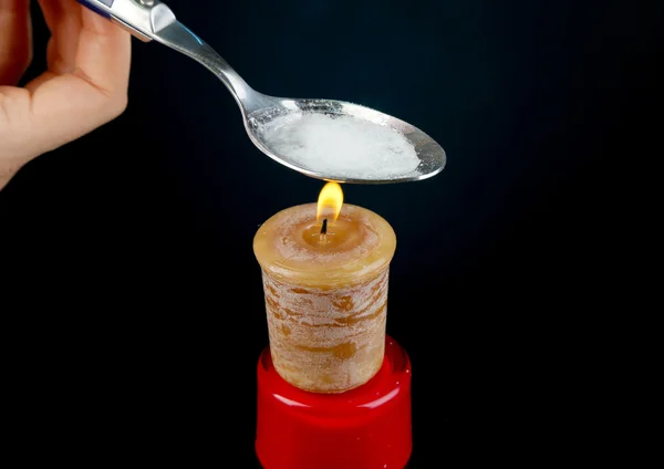 Heroin in spoon on black background — Stock Photo, Image