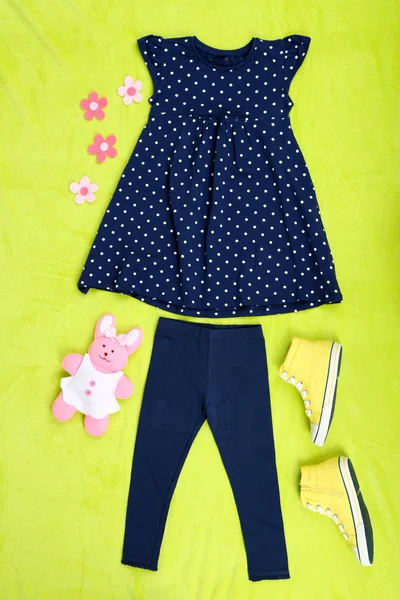 yeşil zemin üzerine küçük kız için güzel elbiseler