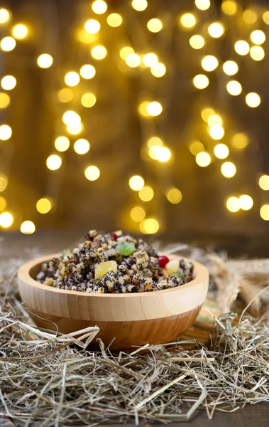 Tigela com kutia - refeição doce de Natal tradicional na Ucrânia, Bielorrússia e Polônia, na mesa de madeira, no fundo brilhante — Fotografia de Stock