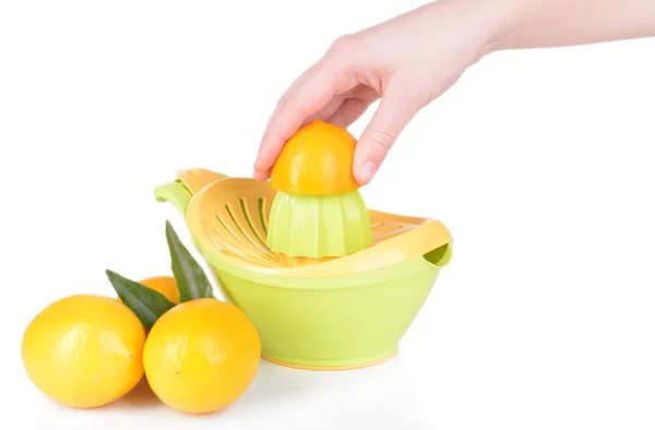 Preparazione di succo di limone fresco spremuto con spremiagrumi a mano isolato su bianco — Foto Stock