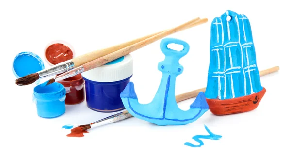 Handgemaakte keramische speelgoed en kleur verf geïsoleerd op wit — Stockfoto