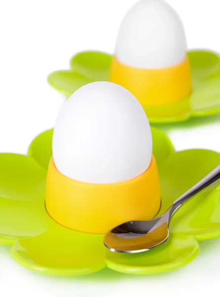 Gekochte Eier in Eierbechern isoliert auf weiß — Stockfoto