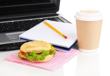 iş yerinde laptop yanında, yemek