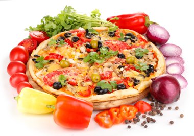 izole üzerinde beyaz etrafında malzemelerle nefis pizza