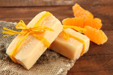 doğal meyve ahşap arka plan olarak el yapımı Sabun