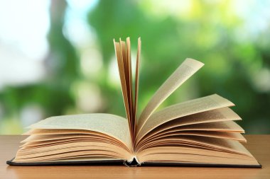 parlak zemin üzerine açık kitap