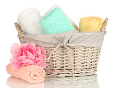 hasır sepet beyaz izole katlanmış banyo havluları