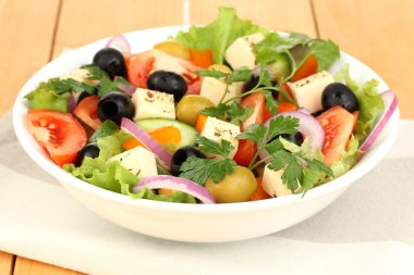 taze salata tabağına ahşap masa