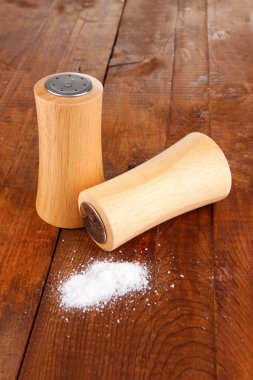 Tuzluk ahşap zemin üzerinde