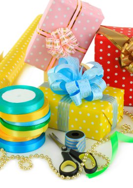 malzeme ve aksesuarları hediye üzerinde beyaz izole kaydırma