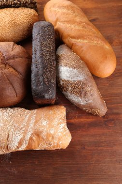 ahşap tahta üzerinde ekmek