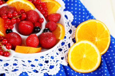 plaka üzerinde ahşap masa yakın çekim yararlı meyve salatası