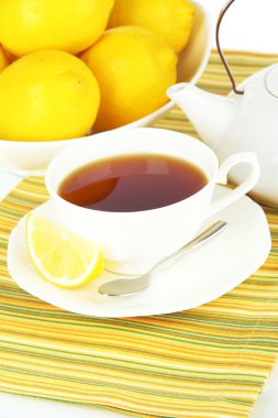Limonlu bir fincan çay.