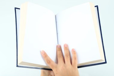 elinde beyaz izole kitap