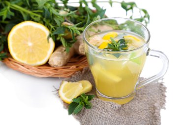 çay zencefil üzerinde beyaz izole Sim Tarih ile