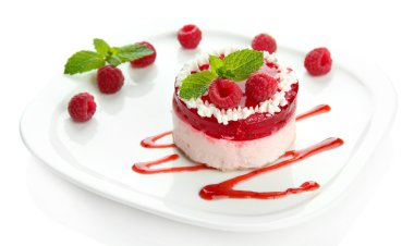 Lezzetli çilekli kek beyazda izole edilmiş.