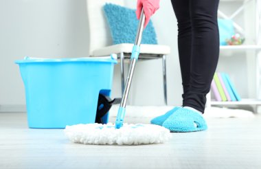 eve yakın çekim katında mopping