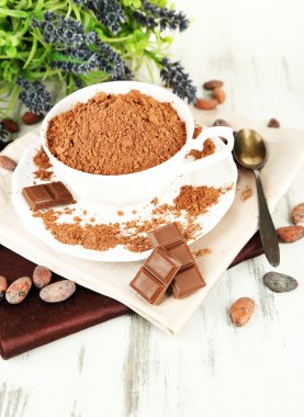 kakao tozu peçete ahşap tablo üzerinde Kupası